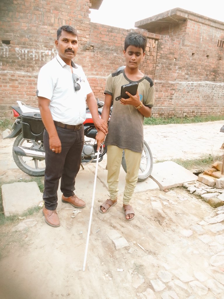 MerajAh83024443's tweet photo. दृष्टि दिव्यांग बच्चे इबरार ग्राम खदगौरा शिक्षा क्षेत्र गैंसडी जनपद बलरामपुर up को टैबलेट मोबाइल और फोल्डिंग केन की शिक्षा प्रशिक्षण देते स्पेशल एजुकेटर मेराज अहमद मंसूरी। https://t.co/Gr5kJZyf1S