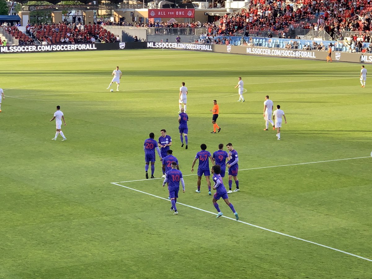 Okay20212's tweet photo. Beautiful 3 points tonight…Poz had a great one! Hope Oso is doing okay… #TFCLive https://t.co/3681r2RE4i