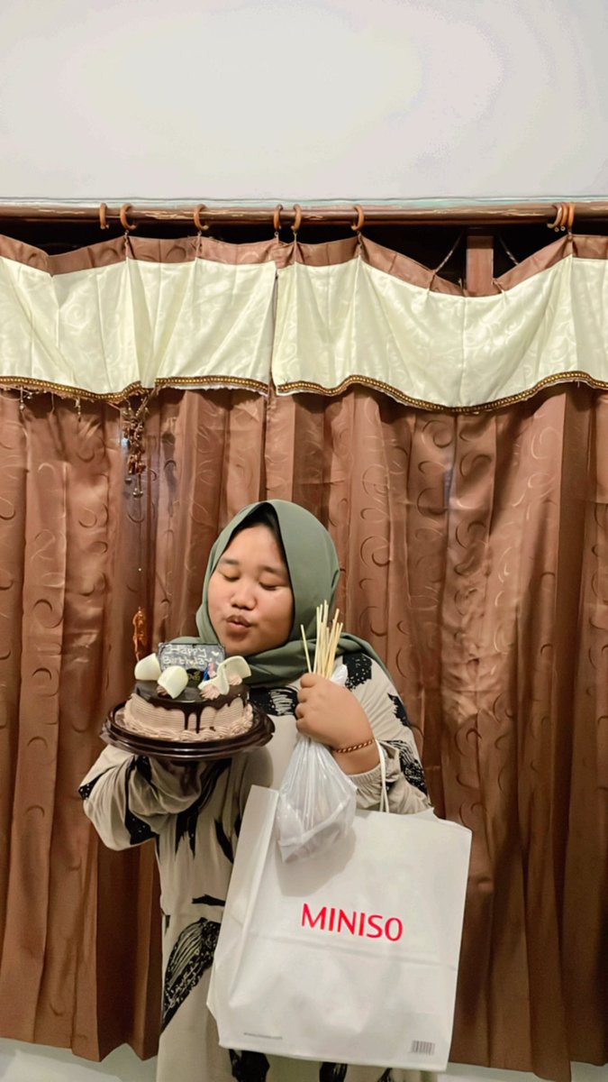 busakmalay's tweet photo. Kemarin ada yang ultah ni, selamat ulang tahun untuk ratu sempol nya abm ade sekaligus teman kita manda 🥰 semoga slalu diberikan kelancaran segala urusannya ya 🙌🏻✨🎉🎁 https://t.co/EQb7Rr4j0L