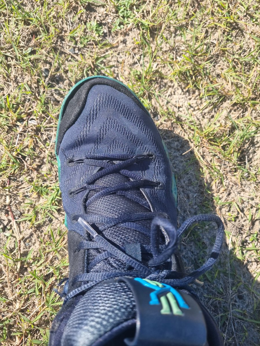 RealConundrums's tweet photo. Can't even get a season out a pair of .@KyrieIrving shoes... #kyrie #average #shoes https://t.co/CIg1sJbTVR