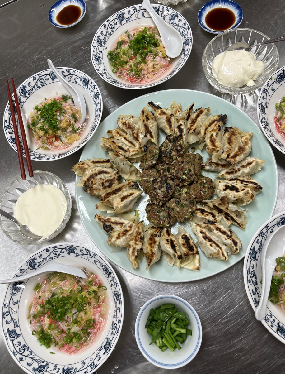 lalalacook's tweet photo. #らくっくご飯
5月11日の活動では、餃子・あんかけチャーハン・フルーチェムースを作りました！餃子はタネから作ってみんなで包みました🥟その総数なんと280個！！！
なかなか家では作れないお料理ができるところも、らくっくのいいところですね👏 https://t.co/o2sNi7fasq