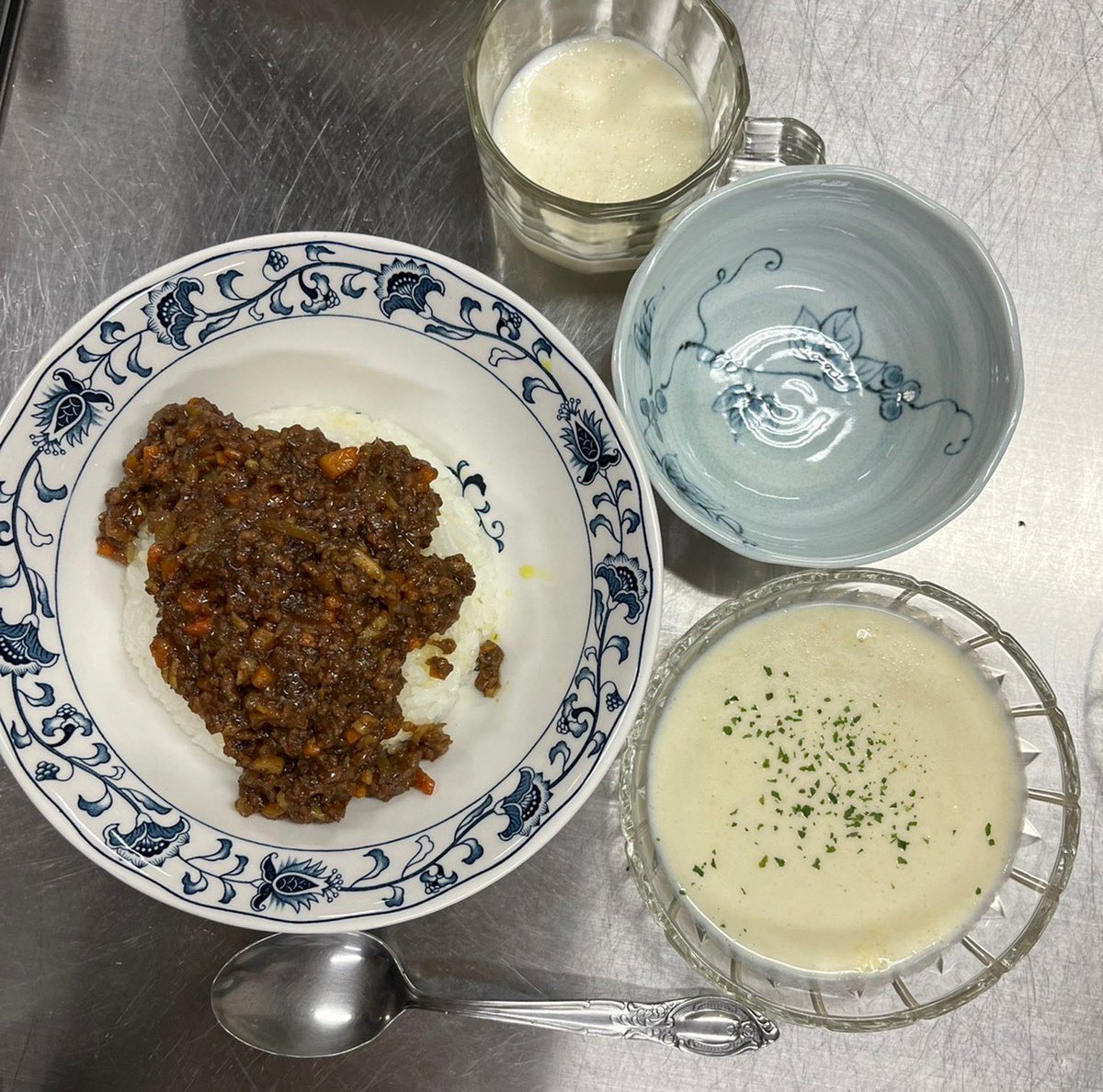 lalalacook's tweet photo. #らくっくご飯
今週の活動のメニューは、キーマカレー・ビシソワーズ・ミルクプリンでした🍛じゃがいもたっぷりのスープ、ビシソワーズはカレーとの相性も抜群でした🙌 https://t.co/5gbjDapqlb
