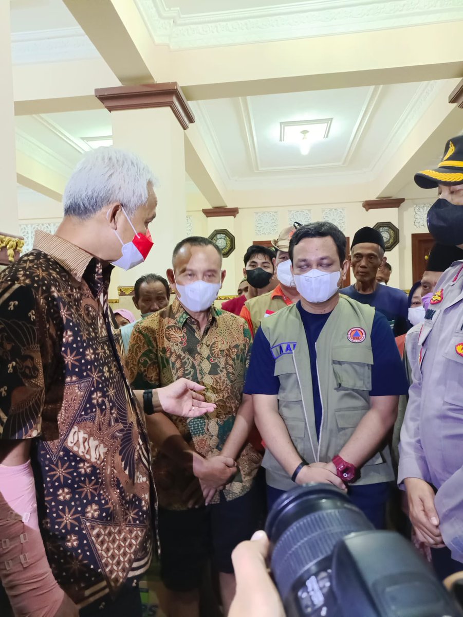 Kadis <a href="/ekoyunianto1055/">Eko Yunianto</a> dampingi Bpk.Gubernur <a href="/ganjarpranowo/">Ganjar Pranowo</a> dalam acara kunjungan kerja dilokasi bencana banjir rob Kab/Kota Pekalongan. (28/05)

#JatengGayeng