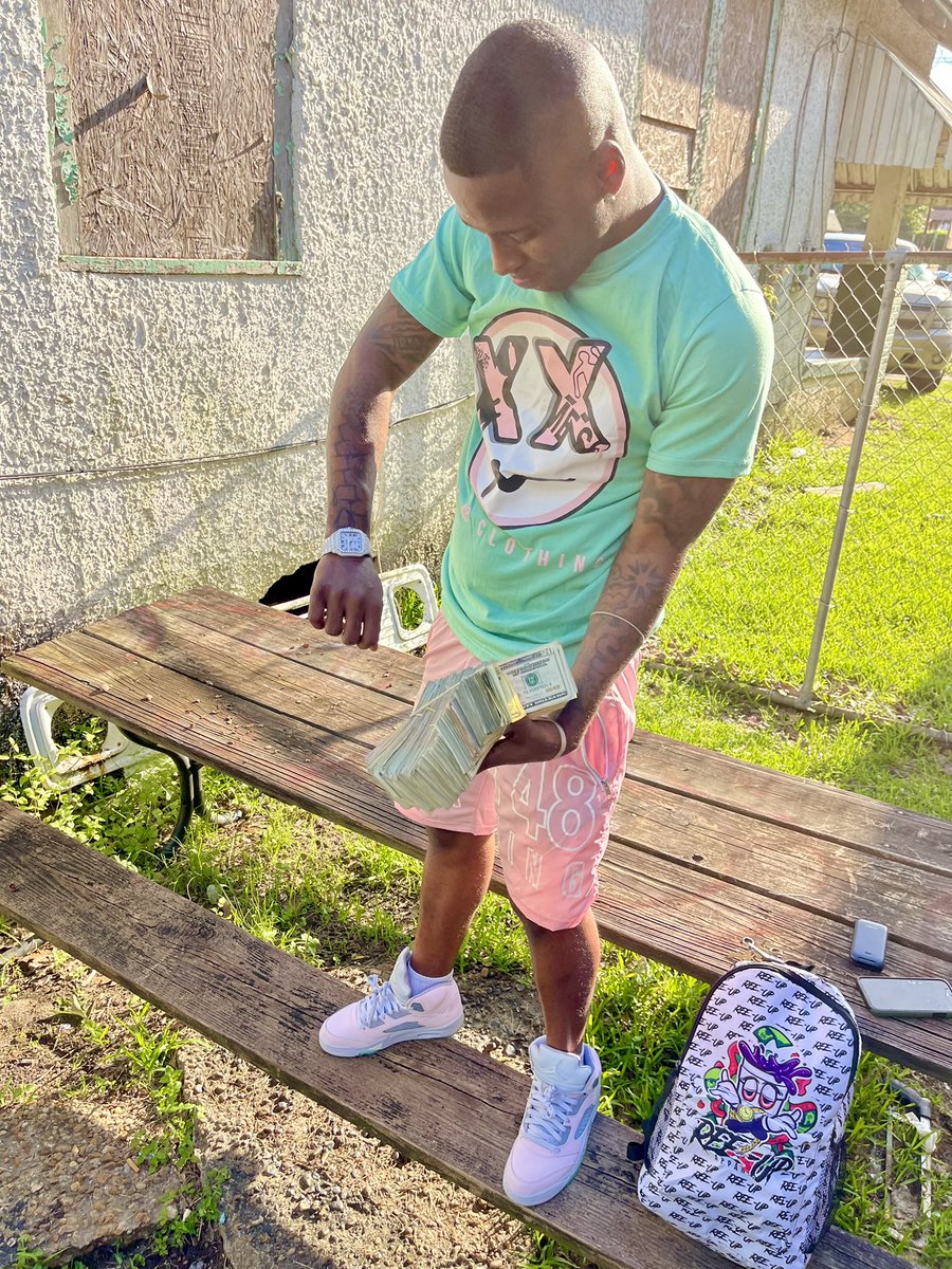 gwapboi_dayday's tweet photo. Never let a nigga see you sweat, play that shit discreet ,Gotta keep your niggas in rotation,niggas die from greed , know that youngin turn from round this way his watch 20Gs 💸 #FREECJ #LLBNB #LLMurk https://t.co/yc7hfbVBSb