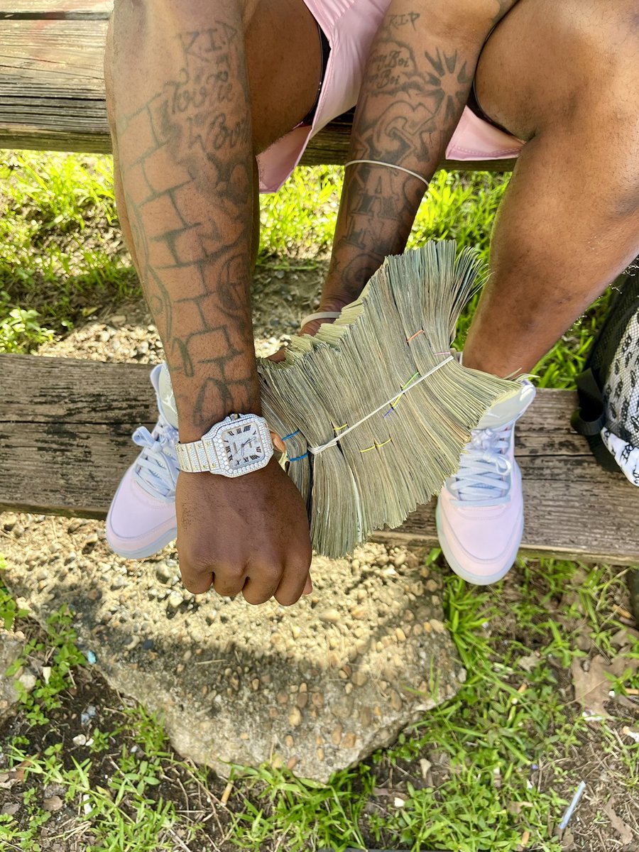 gwapboi_dayday's tweet photo. Never let a nigga see you sweat, play that shit discreet ,Gotta keep your niggas in rotation,niggas die from greed , know that youngin turn from round this way his watch 20Gs 💸 #FREECJ #LLBNB #LLMurk https://t.co/yc7hfbVBSb