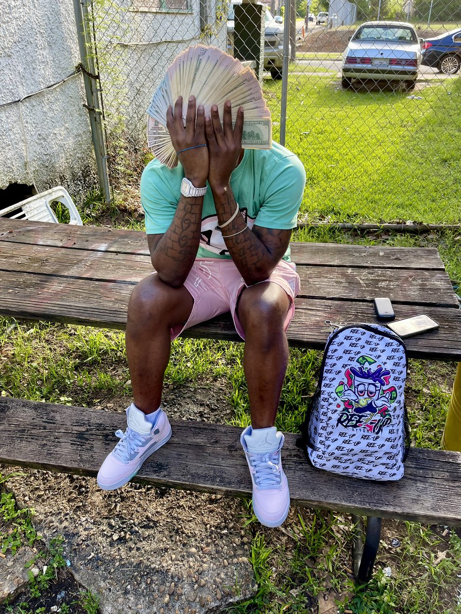 gwapboi_dayday's tweet photo. Never let a nigga see you sweat, play that shit discreet ,Gotta keep your niggas in rotation,niggas die from greed , know that youngin turn from round this way his watch 20Gs 💸 #FREECJ #LLBNB #LLMurk https://t.co/yc7hfbVBSb