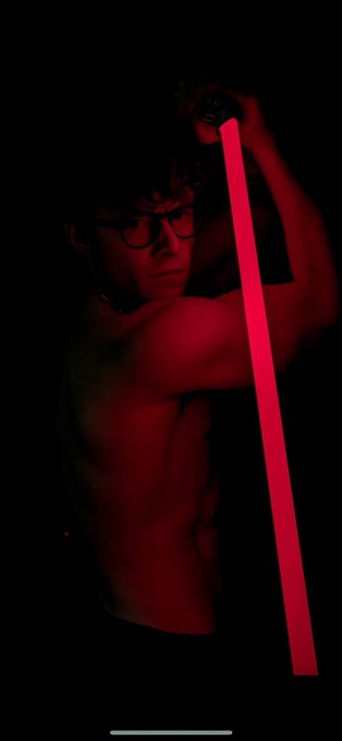 Red lightsabers are so cool https://t.co/4tDvaS5udH
