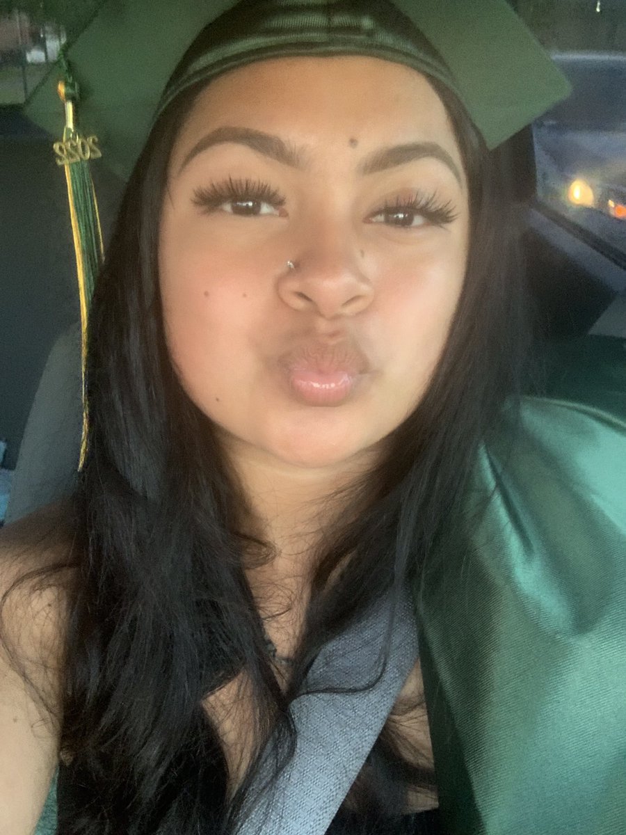 trill_alexandra's tweet photo. A panzazo pero lo hice 🥳🙌🏽#forestgrad22 https://t.co/y5GUbuf9hl