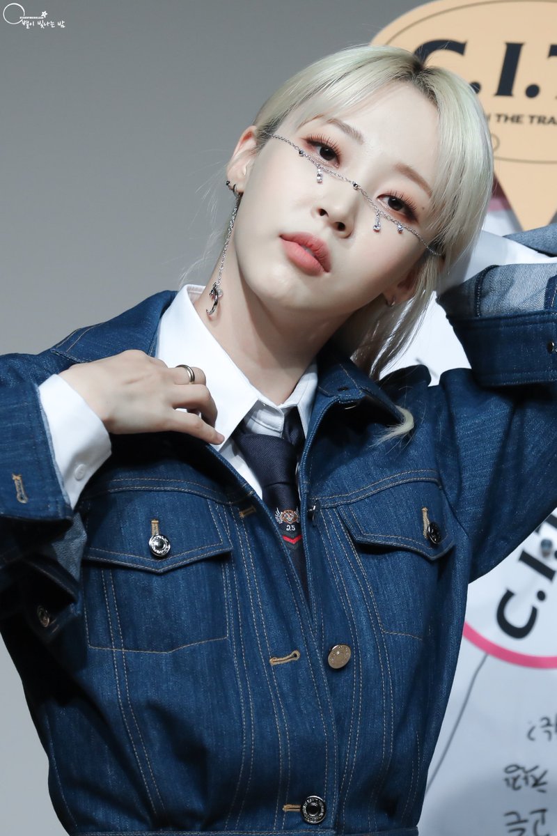starrymoon1222's tweet photo. 220527 문별 일지아트홀 팬사인회

🔗⭐️
잘생겨도 너무 잘생겼다..

#MOONBYUL #문별
#C_I_T_T #Cheese_in_the_Trap https://t.co/2x5CmFpnEP