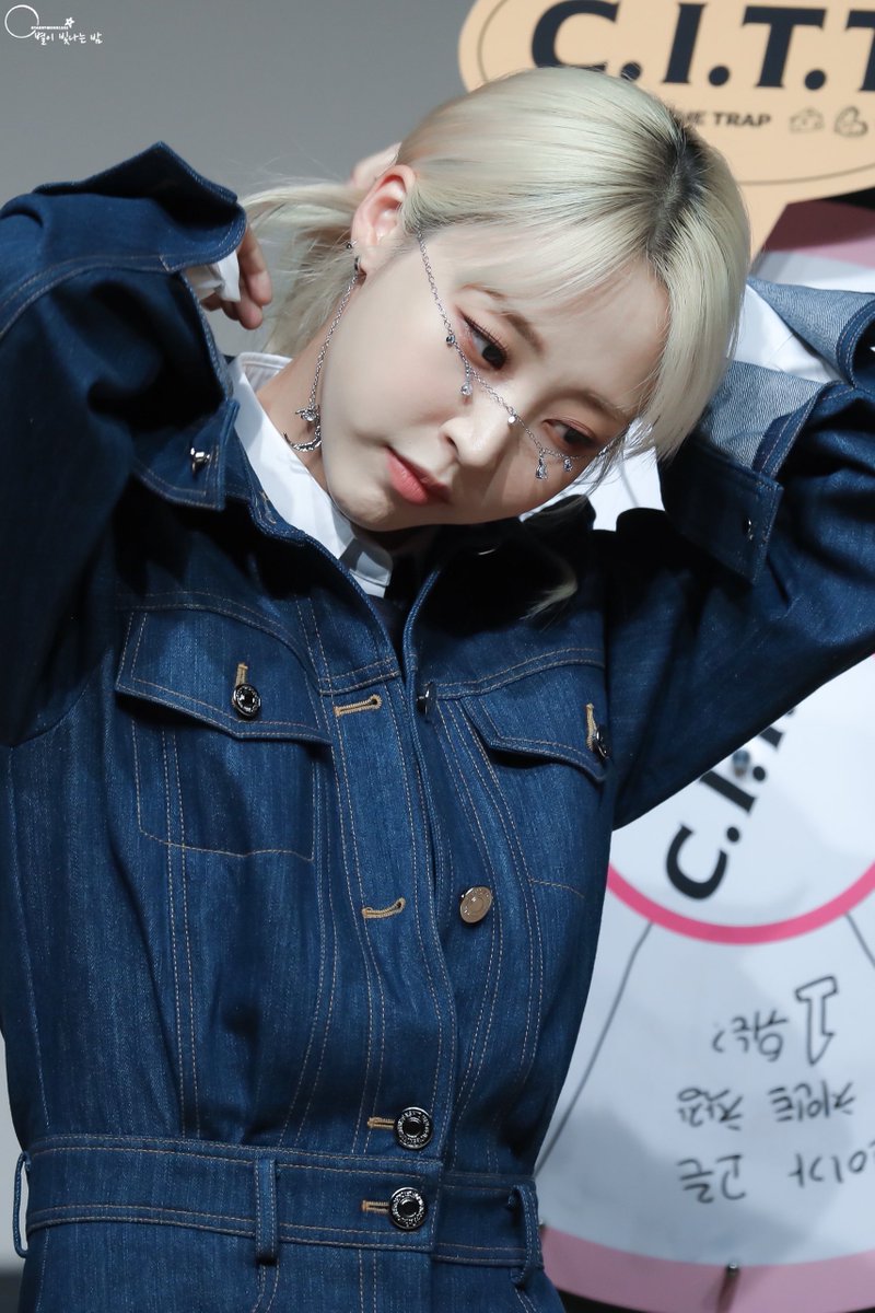 starrymoon1222's tweet photo. 220527 문별 일지아트홀 팬사인회

🔗⭐️
잘생겨도 너무 잘생겼다..

#MOONBYUL #문별
#C_I_T_T #Cheese_in_the_Trap https://t.co/2x5CmFpnEP