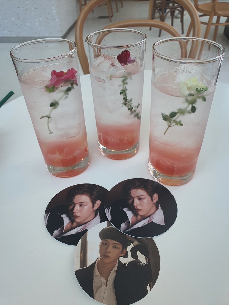 emfma12's tweet photo. 이쁘구만 6개마실걸ㅎ 추워서 3개만
다음주에 다시 마시러 ㅎㅎ
#Konnect 
#Cafe_de_konnect
#NielPeachAde https://t.co/dux4GqDFUt