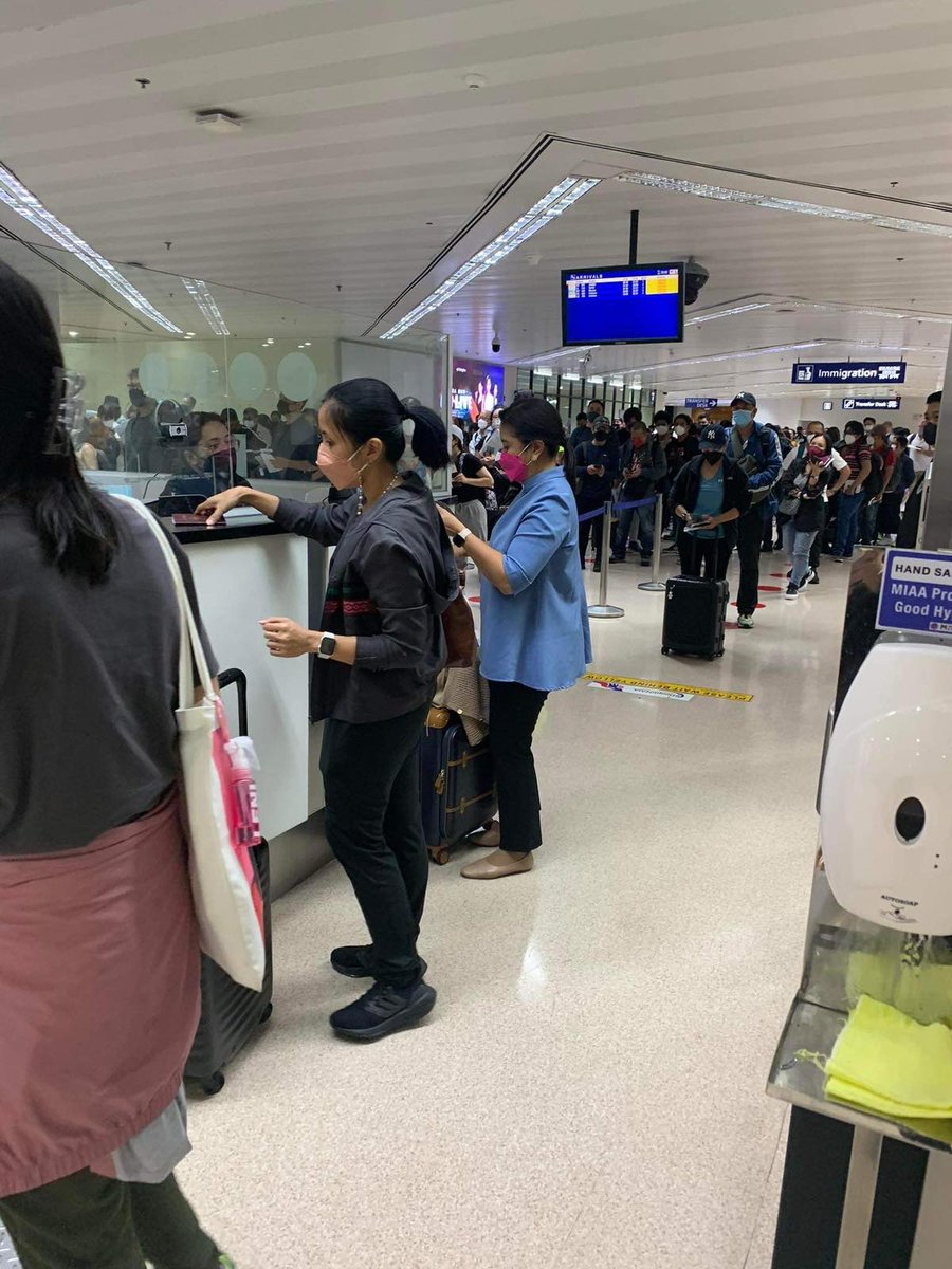 ABSCBNNews's tweet photo. LOOK: Vice President Leni Robredo and her children arrived in Manila last Saturday after attending her youngest daughter's graduation in New York University a few weeks ago.

📸: Raoul Esperas

Related story: https://t.co/ZkJ0AE5xds https://t.co/grGBEJ6GHw