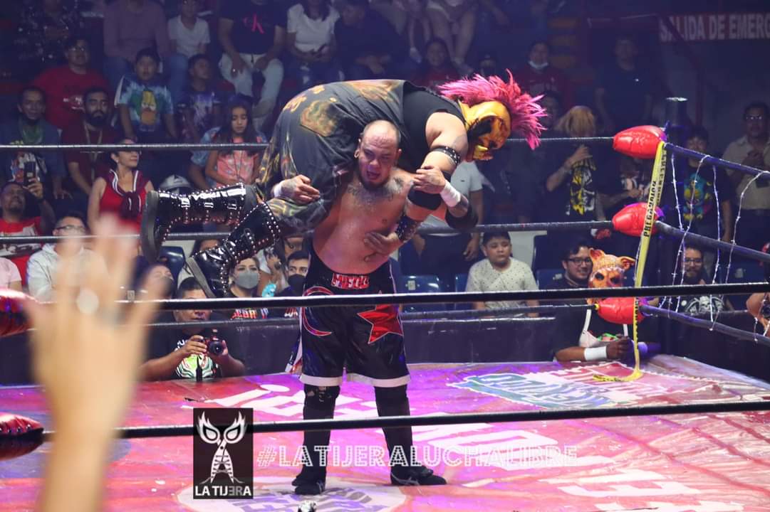 LaTijeraLucha's tweet photo. Sangrienta y despiadada batalla entre #LaPuerquizaExtrema y #LosMacizos que deja saldo de 2 lesionados,uno por bando, donde la constante fueron, huacales,lámparas, tachuelas y mesas,donde el factor del tonelaje y la fuerza de #LosCerdos los hizo doblegar a los representantes.. https://t.co/N81SaYIhv5