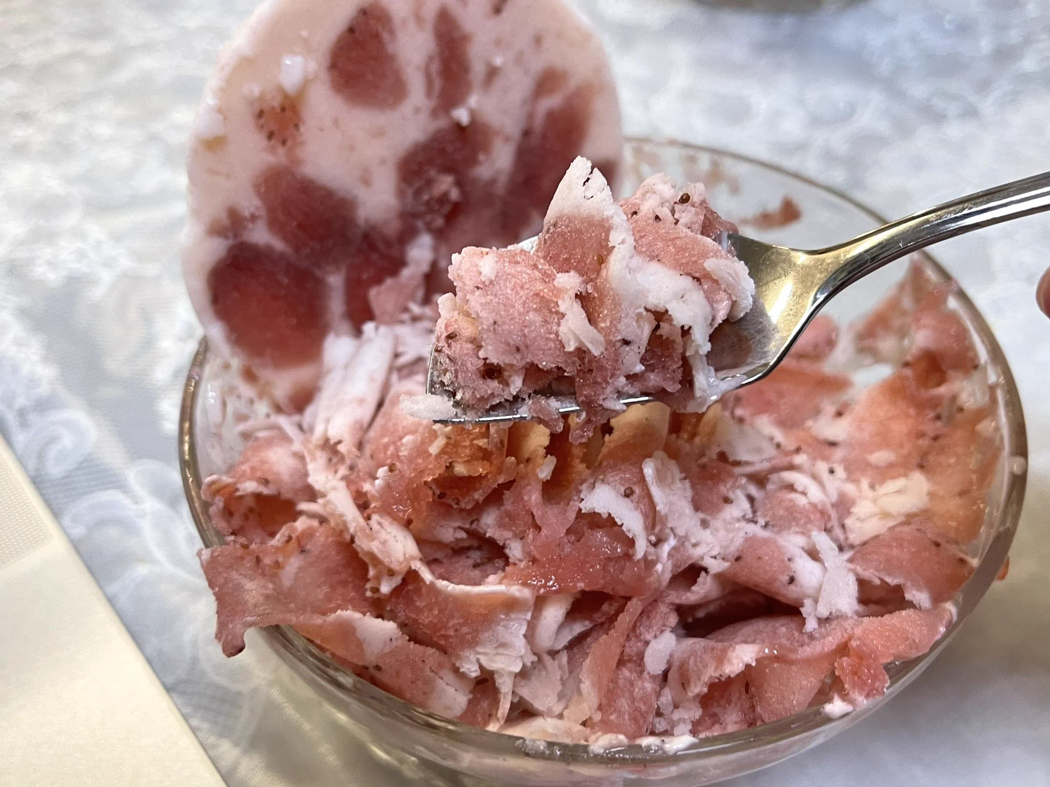 冷凍された豚バラ肉にしか見えない･･･！とあるかき氷の写真が話題に！