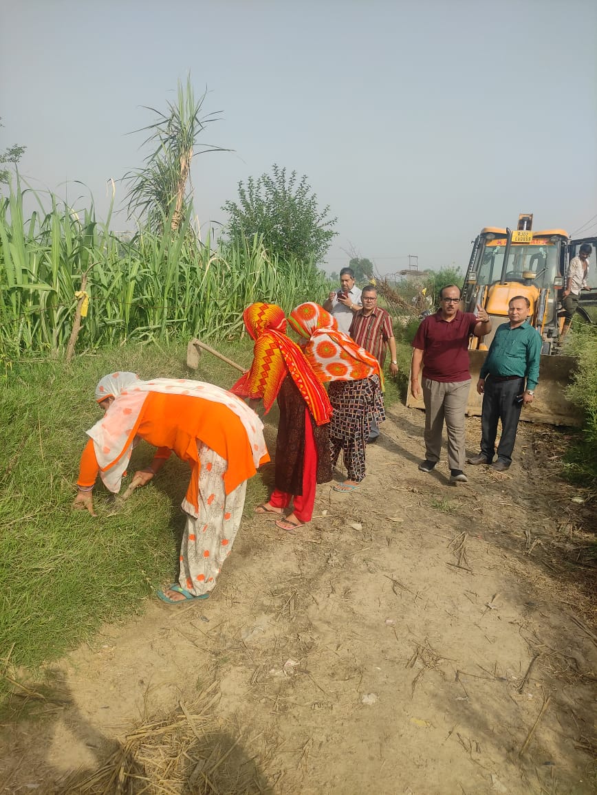 पानी बचाने का नियम बनाओ 
बच्चे बूढ़े सबको बतलाओ।
#SajalBaghpatAbhiyan 
परियोजना निदेशक श्री विद्या नाथ शुक्ला अपनी टीम के साथ श्रमदान करते हुए।
<a href="/InfoDeptUP/">Information and Public Relations Department, UP</a>