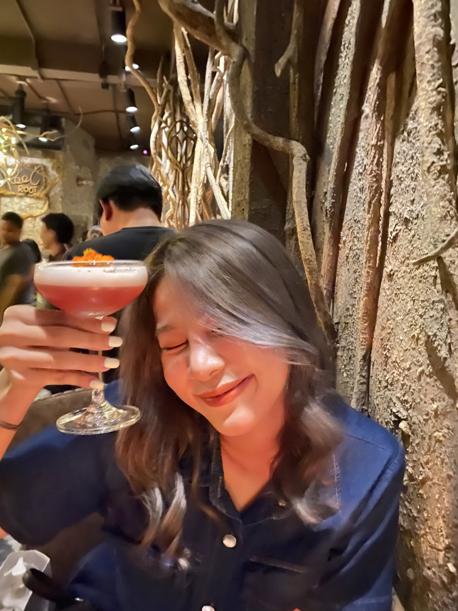 mookpattarakorn's tweet photo. ชอบร้านนี้มาก #cocktails 🍹💞 อร่อยมาก โดนไป10แก้ว ทางเข้าก็จะลึกลับนิดนึง 👍 #rootbar https://t.co/V13CTCvUXS