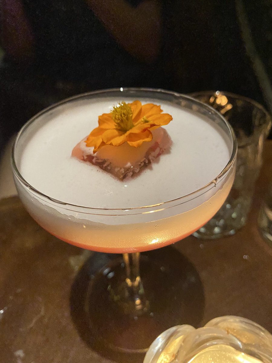 mookpattarakorn's tweet photo. ชอบร้านนี้มาก #cocktails 🍹💞 อร่อยมาก โดนไป10แก้ว ทางเข้าก็จะลึกลับนิดนึง 👍 #rootbar https://t.co/V13CTCvUXS