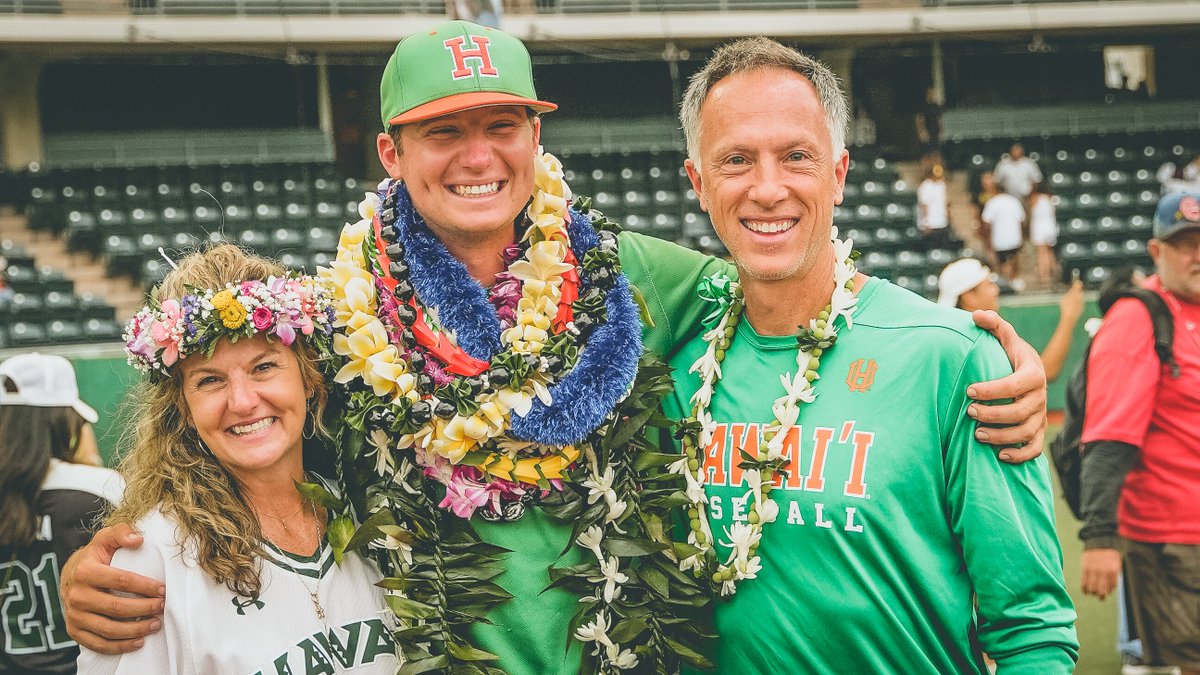 HawaiiAthletics's tweet image. Senior Day at the Les, can't beat it!

#GoBows