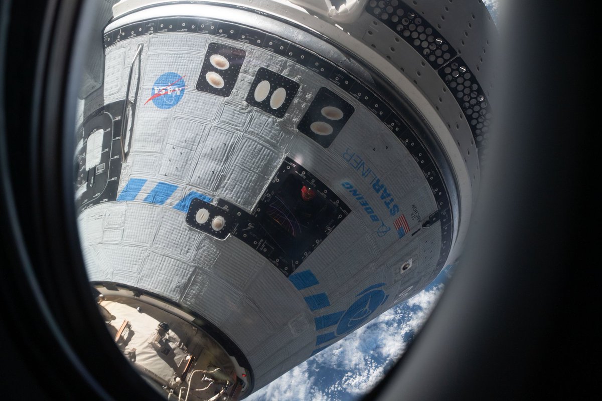 DeepSpaceES's tweet photo. 🚀🟠 Las 2 cápsulas comerciales de Estados Unidos vistas una desde la otra, #CommercialCrewProgram.
📸: #NASA https://t.co/7UYk7Ypn6Z