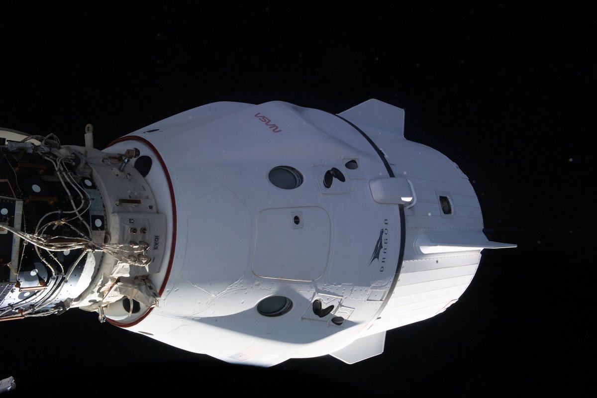 DeepSpaceES's tweet photo. 🚀🟠 Las 2 cápsulas comerciales de Estados Unidos vistas una desde la otra, #CommercialCrewProgram.
📸: #NASA https://t.co/7UYk7Ypn6Z