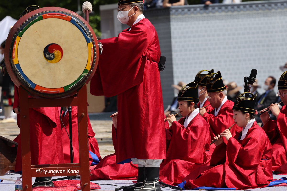 Kangphoto's tweet photo. Visual History of Korea
Tradition of worshipping the heavens continues in 21st century Korea https://t.co/YXs8oh3K0d
#종묘 #Jongmyo #ancient #ritual #ancestor #worship #heaven #Gojoseon #joseon #royals #shrine #혼백 #souls #spirits #Korea #UNESCO https://t.co/CZjsEphY1d