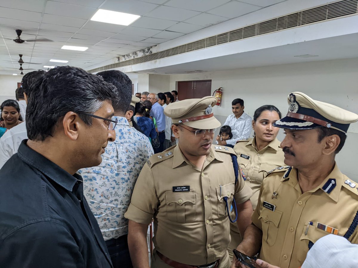 DadarVyapariS's tweet image. This was the first ever program where our honourable CP has made a platform for the citizens forum. We will surely work together to make a better #Mumbai #Dadar #DVS #DadarVyapariSangh
@CPMumbaiPolice @vishwasnp @pranayaa @mumbaitraffic @MumbaiPolice @DighavkarKiran @SunielShahh