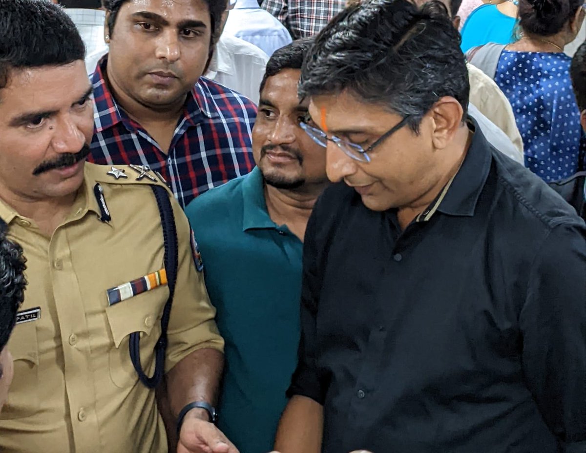 DadarVyapariS's tweet image. This was the first ever program where our honourable CP has made a platform for the citizens forum. We will surely work together to make a better #Mumbai #Dadar #DVS #DadarVyapariSangh
@CPMumbaiPolice @vishwasnp @pranayaa @mumbaitraffic @MumbaiPolice @DighavkarKiran @SunielShahh