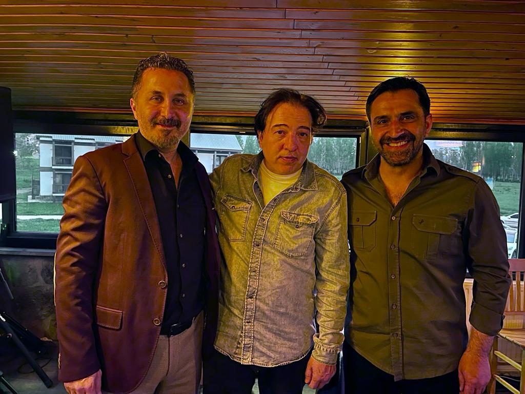 hsyncng's tweet photo. Bu fotoğraf da 20.000'den fazla misafiri ağırlamanın yorgunluğunun resmi olarak kenarda dursun @fazilsaymusic #Fazılsay https://t.co/bOFaM1cdK6