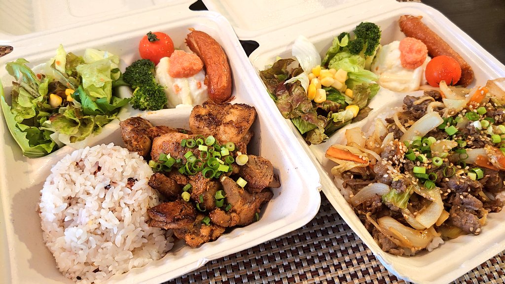 tatsukoji3's tweet photo. 今日のランチはUMEさんのカフェのテイクアウト弁当。カウンターでUMEさんとお喋りしながら出来上がりを待っていたら、お馴染みの業界の方が来店されてさらにディープなお喋りに。短い時間だったけど楽しかったな。
#munchs
#mcume https://t.co/3KZmEUUyzQ