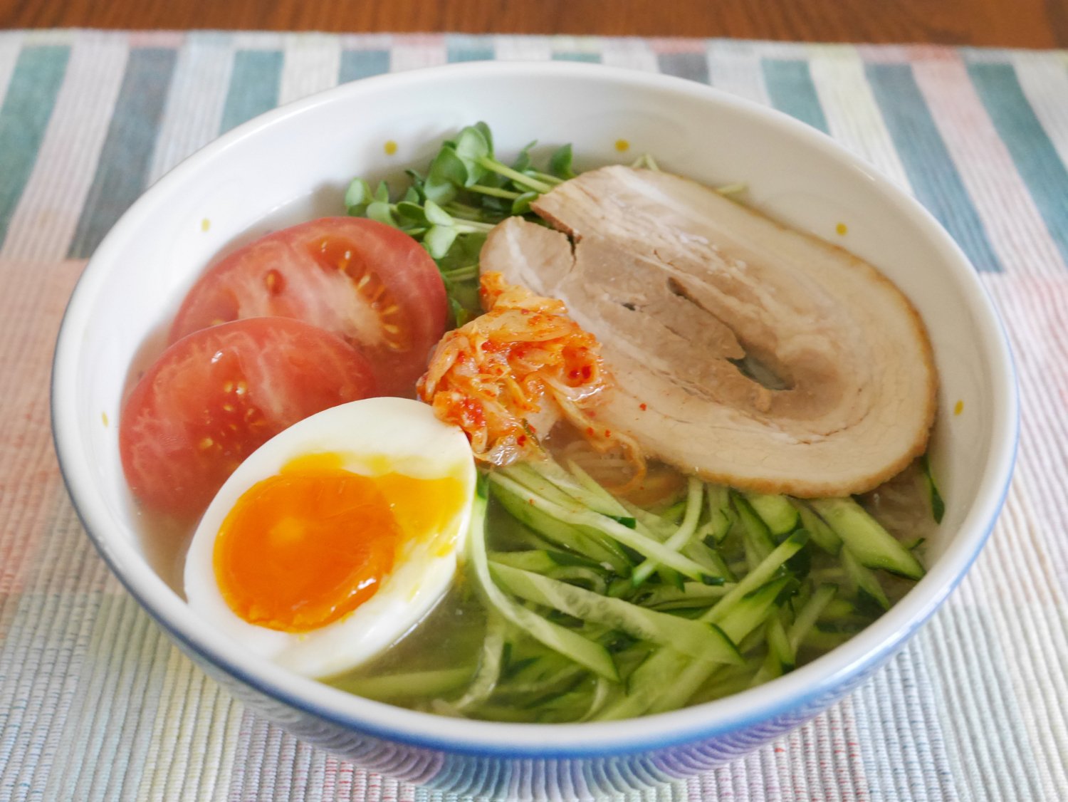 ぽん 麺類おやつ晩ごはん 29日のお昼は冷麺を作りました そうそう 関西では韓国冷麺も冷やし中華もみんな冷麺 って呼ぶことを最近知ってびっくりしました ちな きょうの麺は韓国冷麺です おやつは先日買ってきたアップルパイ 冷麺 アップルパイ