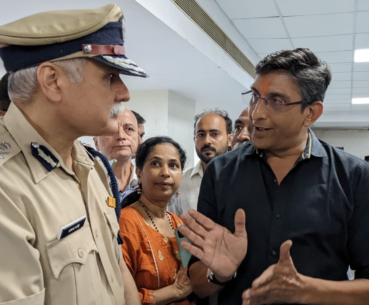 DadarVyapariS's tweet image. This was the first ever program where our honourable CP has made a platform for the citizens forum. We will surely work together to make a better #Mumbai #Dadar #DVS #DadarVyapariSangh
@CPMumbaiPolice @vishwasnp @pranayaa @mumbaitraffic @MumbaiPolice @DighavkarKiran @SunielShahh