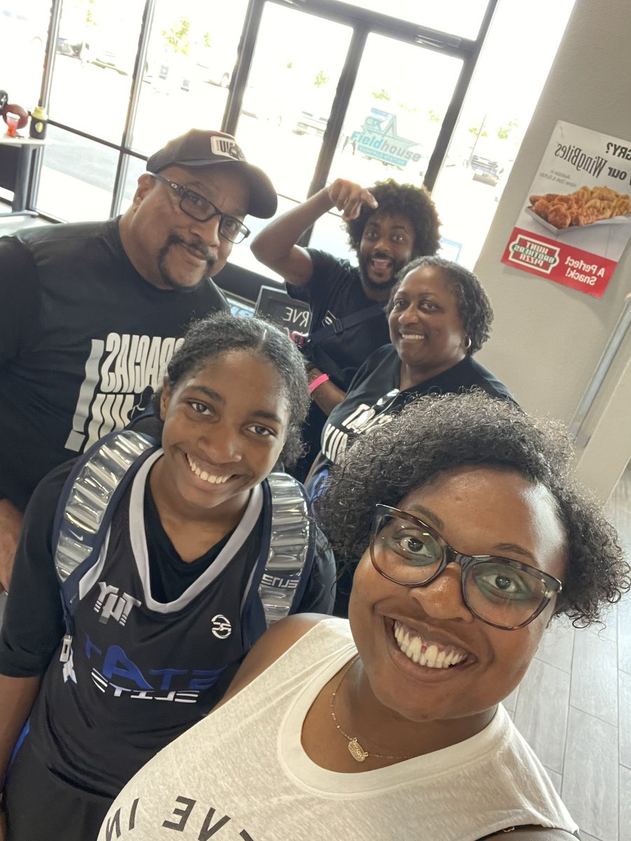 tashazzey's tweet image. @riseuptrnaments @azariahlove1 Memorial Day Wknd with the Fam! @stat_pro 16U 2-0 Back at it @9 🏀💙@rayven97 #STATELITE