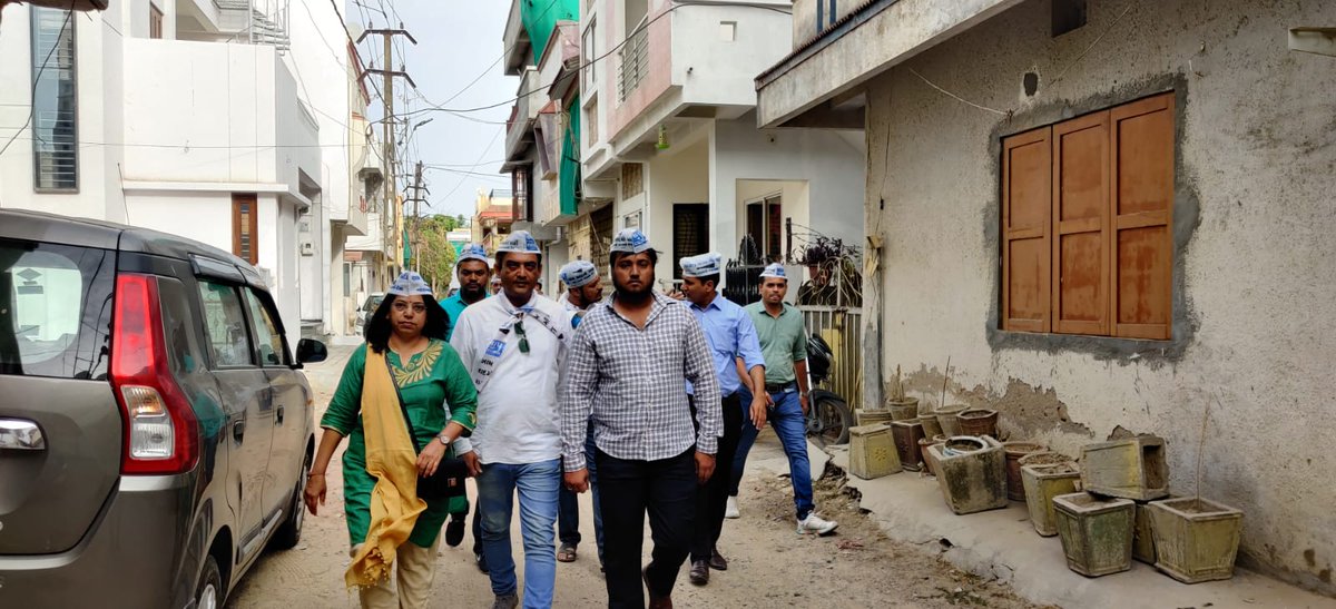 AAP_Baroda's tweet photo. #પરિવર્તન_યાત્રા અંતર્ગત, વડોદરા માં સયાજીગંજ વિધાનસભા વિસ્તાર માં પ્રભાત ફેરી નું આયોજન કરવામાં આવ્યું, જેમાં પ્રદેશ મંત્રી @aapmayanksharma  , શહેર પ્રમુખ @rami_viren ,વિધાનસભા પ્રભારી શ્રી @HemalPadh તથા અન્ય પદાધિકારી અને કાર્યકર્તા હાજર રહેલ.@AAPGujarat https://t.co/8BO6ynD5vx