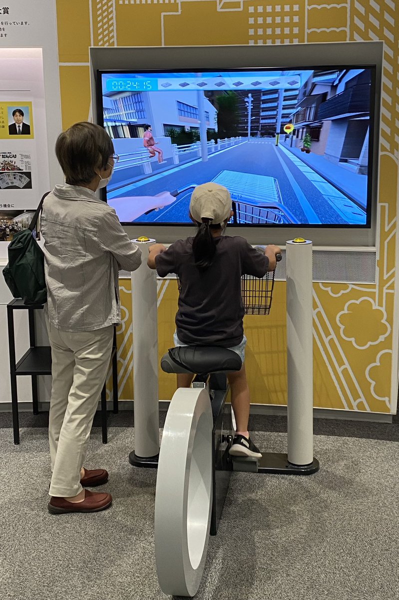 Cesar_Castellvi's tweet photo. Énorme découverte au Musée de la presse de Yokohama : un jeu vidéo de distribution de journaux dans la rue en mode simulation. Je la tiens enfin, la célèbrissime fusion « entre tradition et modernité ». Il ne manque plus que la version VR #新聞配達 #JapanesePress #日本の新聞 https://t.co/U8tQFQDu9l