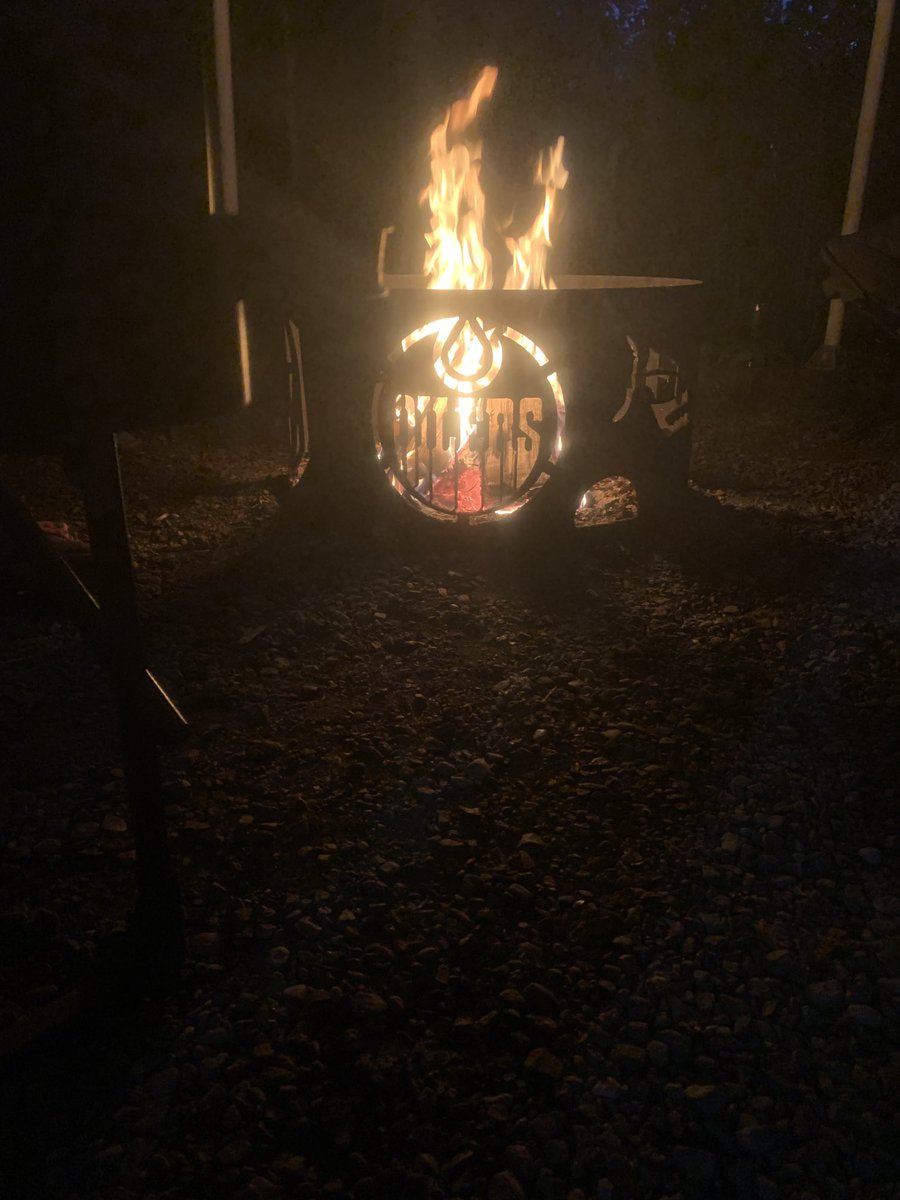 ufcstud's tweet image. Yes that’s the flames burning behind the ⁦@EdmontonOilers⁩. #letsgooilers