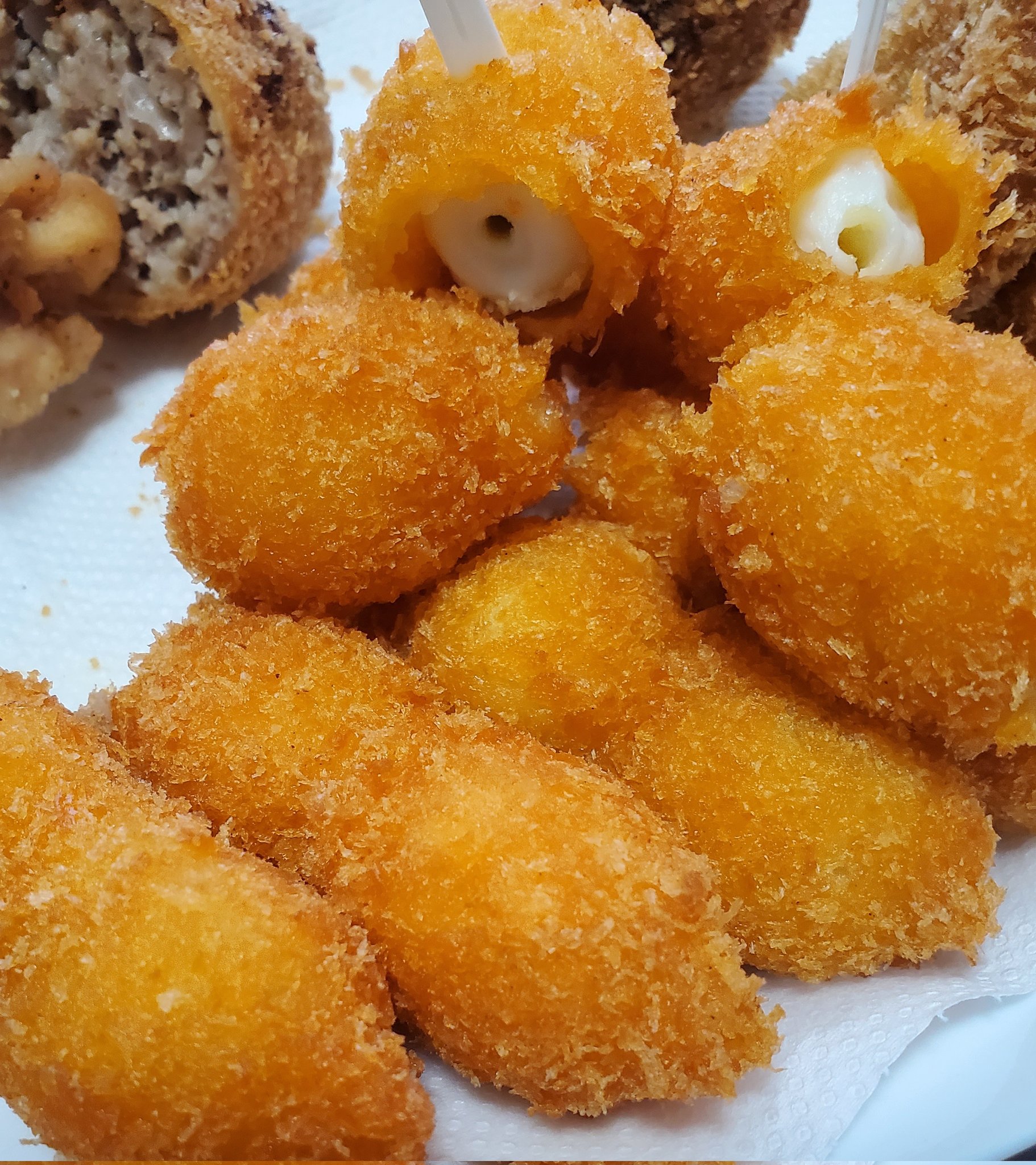 チョビゾウ うずらの卵フライが食べたかったのでちょっと寄り道です コロッケとメンチも買っちゃえ どろソースでいただきま す そうざい男しゃく 茨城県常陸大宮市 T Co Cznmlx3olu Twitter