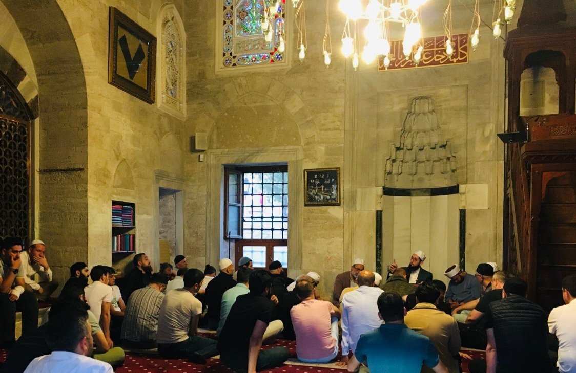 binalimurtaza's tweet photo. Davetimize icabet edip sabahın 5’inde camiye koşan yiğitlerle bereketli bir sabah geçirdik hamd olsun.

Çorba içtik, muhabbet ettik.
Tatlı yedik, tatlı konuştuk.

En güzel sabahlar camilerde namazla başlar 🤲🌺 https://t.co/UPC7H9dbvX