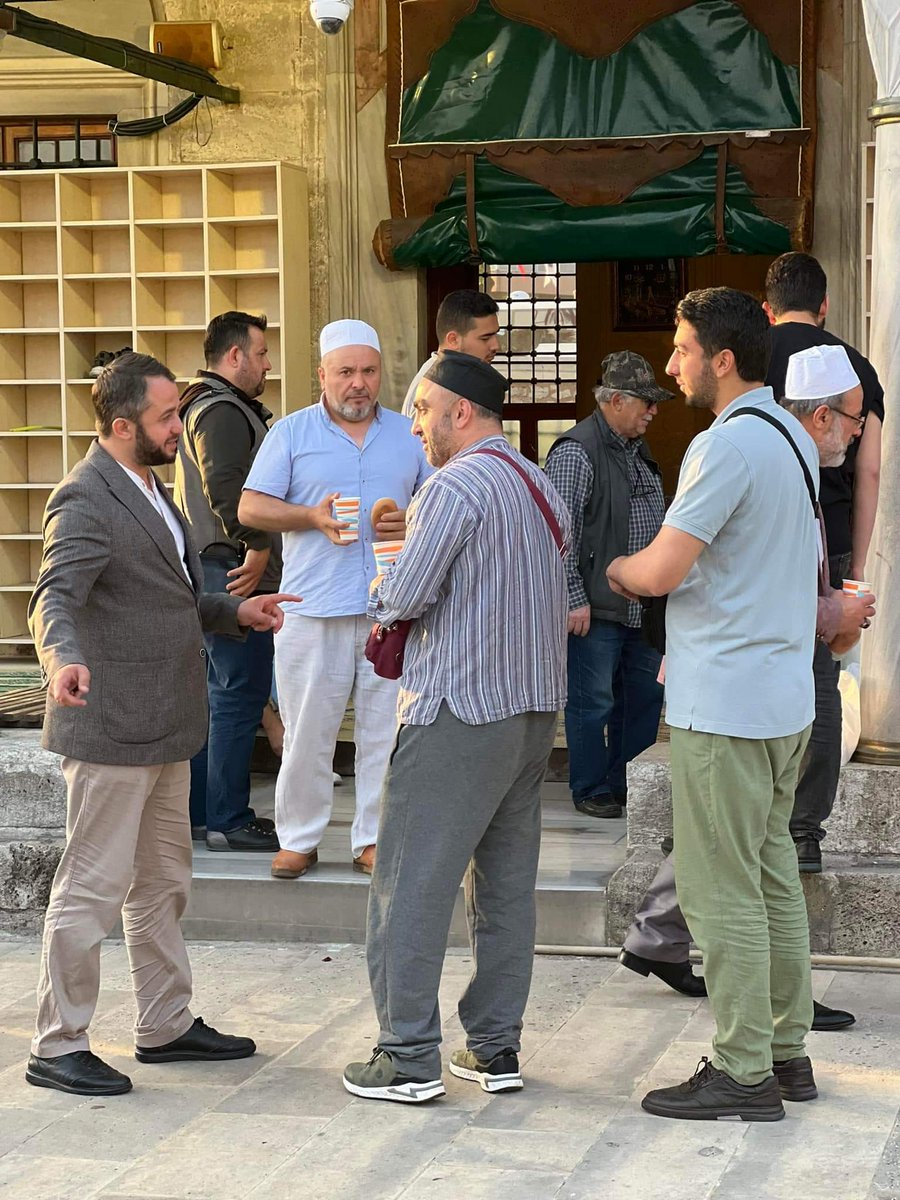 binalimurtaza's tweet photo. Davetimize icabet edip sabahın 5’inde camiye koşan yiğitlerle bereketli bir sabah geçirdik hamd olsun.

Çorba içtik, muhabbet ettik.
Tatlı yedik, tatlı konuştuk.

En güzel sabahlar camilerde namazla başlar 🤲🌺 https://t.co/UPC7H9dbvX