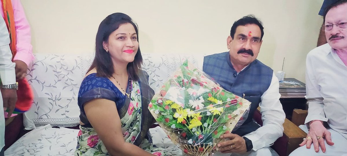#khargone मध्यप्रदेश गृहमंत्री आदरणीय श्री नरोत्तम मिश्रा जी से खरगोन आगमन पर हुई भेंट 💐💐💐<a href="/drnarottammisra/">Dr Narottam Mishra</a>