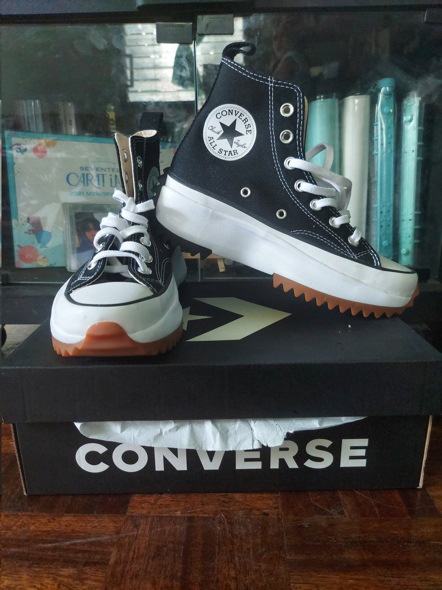 fairy_hyunjin's tweet photo. tysm @fourlshop !!! 😭😭😭 super lakas talaga ng sparks ng shoes na to ✨️✨️super prettyyy same cap na din with ethan batumbakal (ps: di po kasama sa binili ko yubg pc 😂) #FLSproofs https://t.co/0n1RIFmwpK