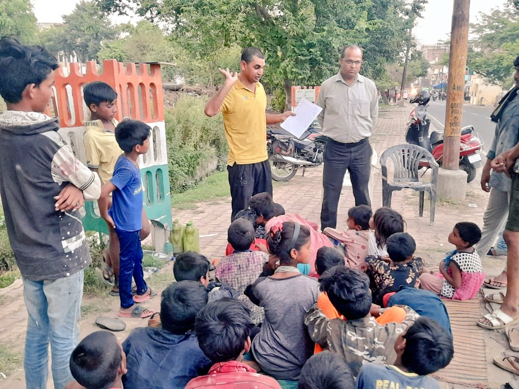 paras_naresh's tweet photo. सड़क पर पाठशाला
"Wings of Dream"
सड़क पर चलने वाली वंचित समुदाय के बच्चों की पाठशाला आकर्षण का केंद्र बनी हुई है। राह चलते लोग भी बच्चों को पढ़ाने लग जाते हैं। कहते हैं कि मन को सुकून मिलता है और ज्ञान तो कभी भी कहीं भी दिया जा सकता है। आप भी जुड़िए इस मुहिम से। #wingsofdream https://t.co/HwmQclU8Bk