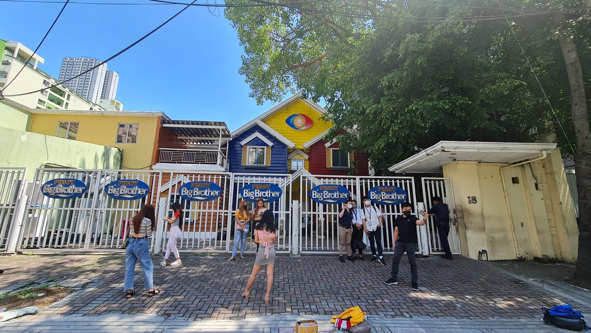 iamsuperbianca's tweet photo. After 10 seasons throughout almost 17 years, to see people still go all the way to have their picture taken at the PBB House, to see thousands of aspiring housemates every audition... the feeling never gets old. Forever grateful and honored to be part of this. @PBBabscbn https://t.co/sdJ3ZEzS2a
