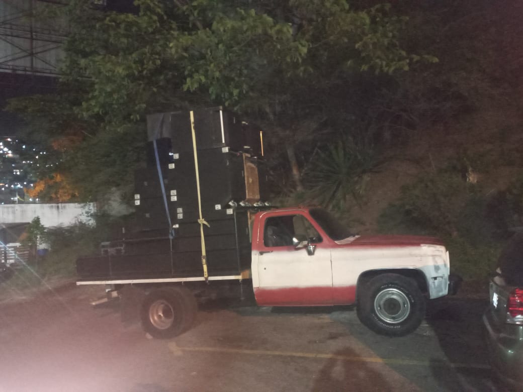 PolisucreOficia's tweet photo. Atendiendo denuncia de vecinos del Sector popular Barrio Carpintero afectados por ruidos molestos producidos por una Miniteca en vía pública, se procedió al decomiso del aparataje, puesto a la orden del Ministerio Público por atentar contra la paz y tranquilidad de la ciudadanía. https://t.co/Td15OMa9Lt