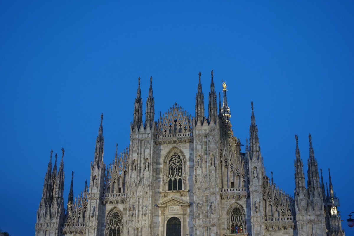crossingdan's tweet image. That evening some of the students visited the Duomo Di Milano to see the cathedral illuminated at night  (3/3) 🏰🌛 #VTRSAP2022