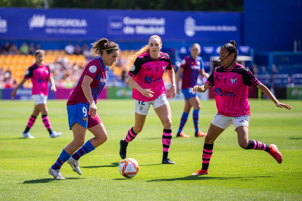 FCBfemeni's tweet photo. 🔥 Comença la segona part! 🔥

⚔ #FCBFemeni - @sportinghuelva  (2-0)
⚽️  Dolan (pp) (25’) &amp;  @MapiLeon16  (32’)

🏆 FINAL #CopadelaReina 
🏟 Estadio Santo Domingo
📺 TV3 &amp; LA1

🔵🔴 #ForçaBarça https://t.co/qAC1r2UeVr