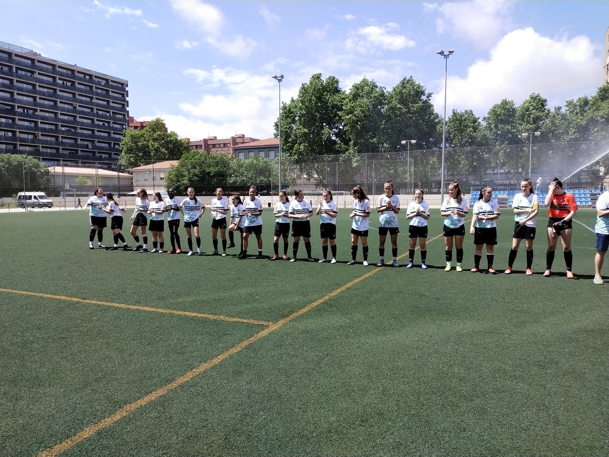 Sants1922's tweet photo. 📸 Tanquem les jornades esportives del Centenari de la @uesants amb el partit entre el femení blanc-i-verd i els juvenil femení del @RCDEspanyol!

#OrgullSantsenc https://t.co/2bOtHLOcU3
