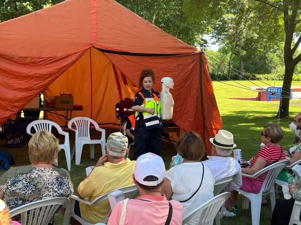 ➡️#ProtecciónCivilFuenlabrada está impartiendo talleres sobre #seguridad en la fiesta de los mayores que se celebra en el recinto de las piscinas municipales.
#Fuenlabrada