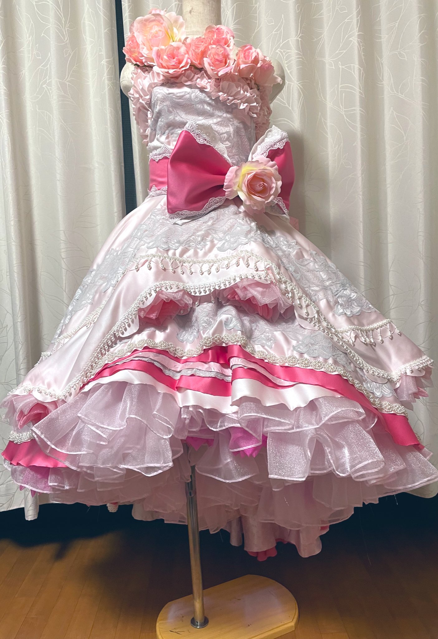あまね Rt Kituneomen ある日 お姫様になってしまった件について にアタナシアのデビュタント ドレスの衣装本体完成しました 最悪展示は出来る あーーーー一生分の布に殴られたーー T Co Kbeizkj1fr Twitter