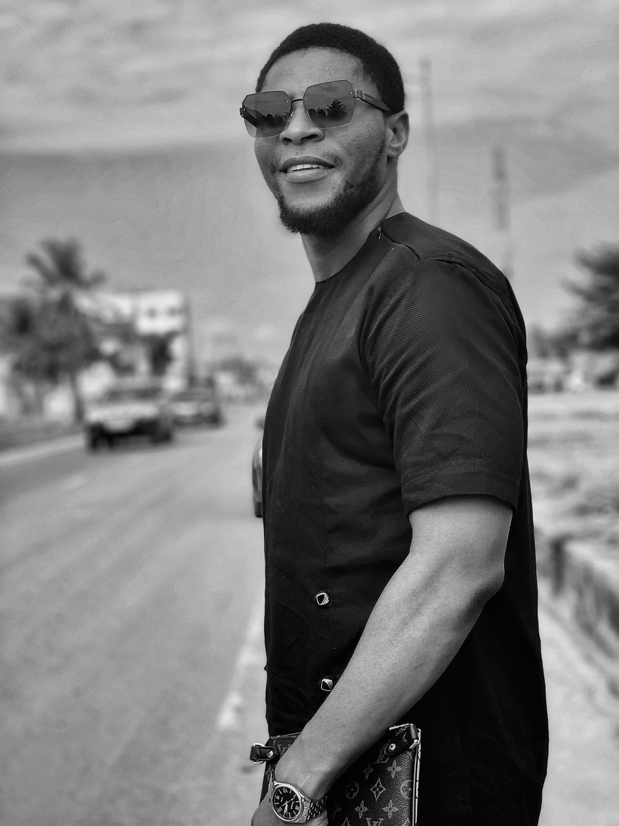 iam_benaffat's tweet photo. Stand tall and smile!
#weekend #menswear #louisvitton #gucci #lv #stauer #shades #handbag #bw #ring #wristwatch
#letItBen🔥 https://t.co/AHyc3C1qc0