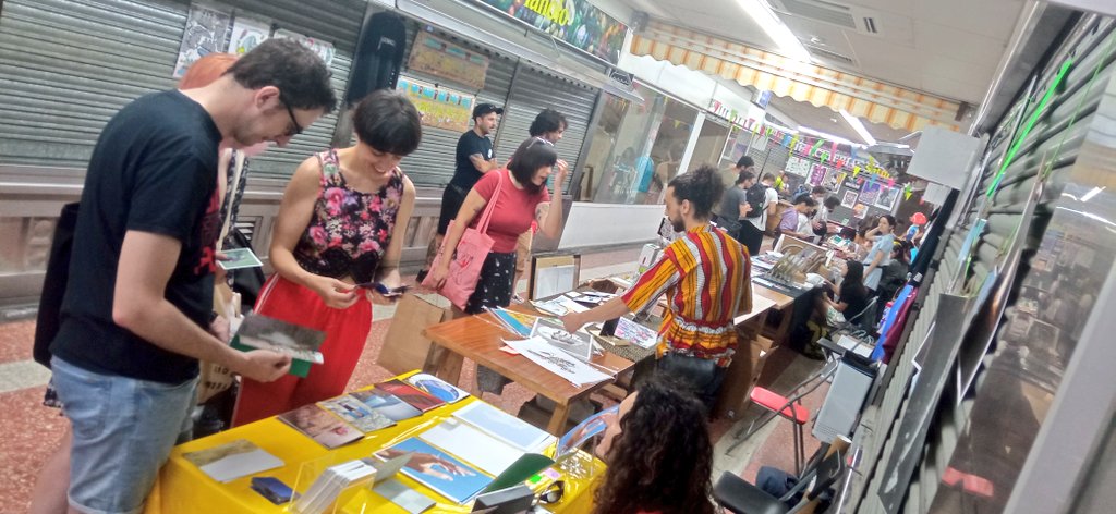 lavillanavk's tweet photo. Ambientazo en la feria de #autozine, libros, fanzines, editoriales independientes.
En el mercado de Numancia, dura hoy domingo hasta las 21h 👇🏽 https://t.co/eNlMFCaiBx